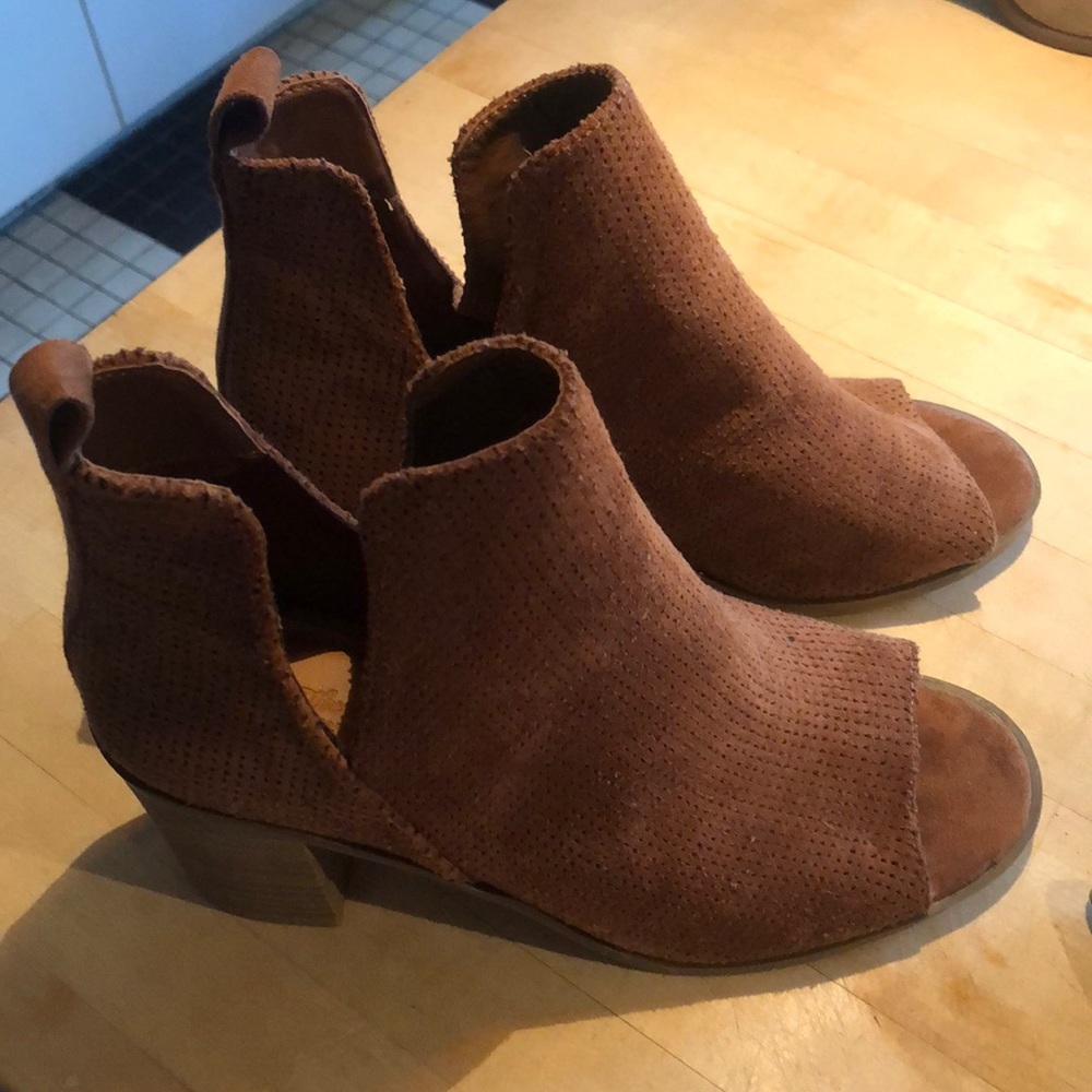 Universal Thread booties